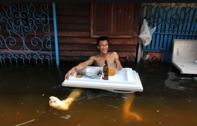 Foto-foto unik saat banjir menerjang