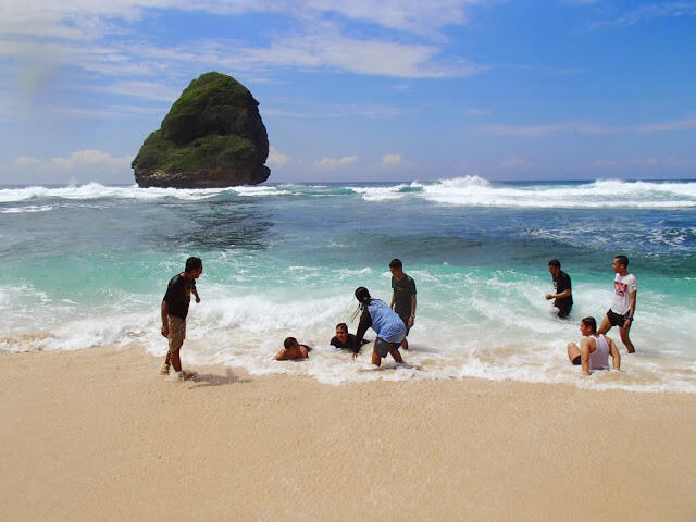 Pantai Gua Cina lebih baik dari pada Sempu 