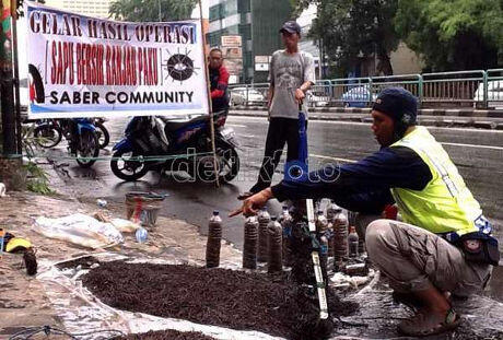 6 Fakta yang Perlu Diketahui tentang Ranjau Paku di Jakarta