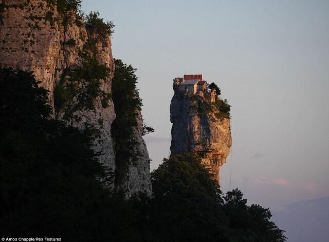 Biarawan Hidup Menyendiri di Atas Pilar Setinggi 40 Meter