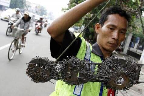 10 Fakta Jebakan Ranjau Paku di Jakarta... PENTING GAN!!!