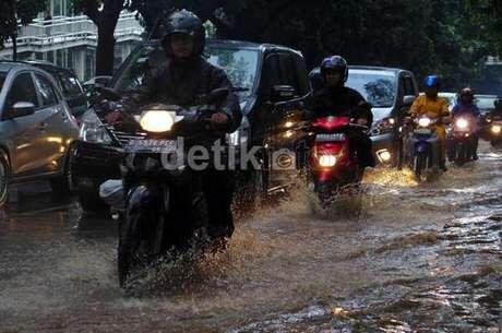 Salah Daerah Lain Lagi? Jakarta Diguyur Hujan Pagi Ini, Sejumlah Genangan Bermunculan