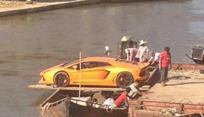 Orang Kaya di Pelosok Beli Lamborghini: Diangkut Kapal Nelayan