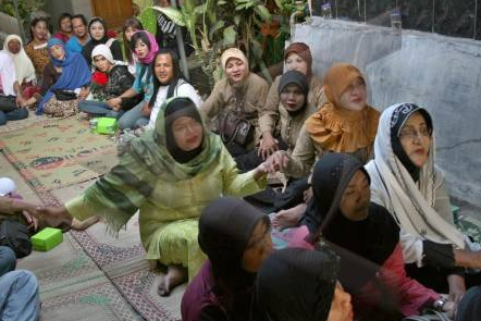 Nyaman dalam pelukan waria