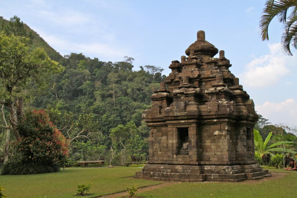 7 Candi Bersejarah di Magelang