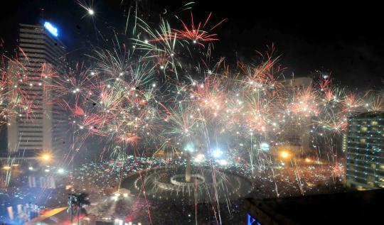 Foto Foto Kemeriahan Warna-Warni Pesta Kembang Api Sambut 2014 di HI