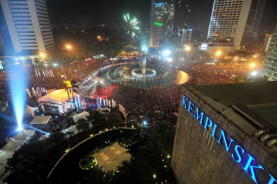 Foto Foto Kemeriahan Warna-Warni Pesta Kembang Api Sambut 2014 di HI