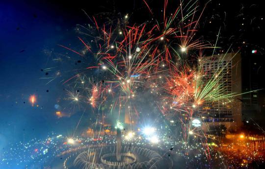 Foto Foto Kemeriahan Warna-Warni Pesta Kembang Api Sambut 2014 di HI