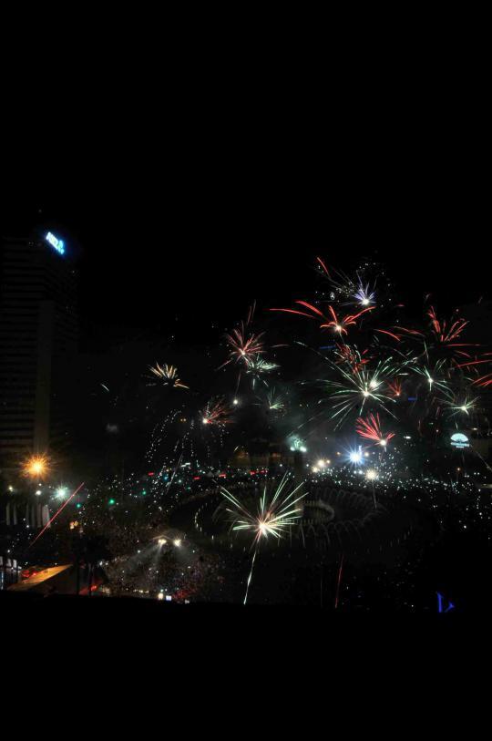 Foto Foto Kemeriahan Warna-Warni Pesta Kembang Api Sambut 2014 di HI