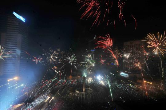 Foto Foto Kemeriahan Warna-Warni Pesta Kembang Api Sambut 2014 di HI