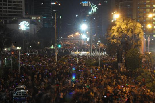 Foto Foto Kemeriahan Warna-Warni Pesta Kembang Api Sambut 2014 di HI