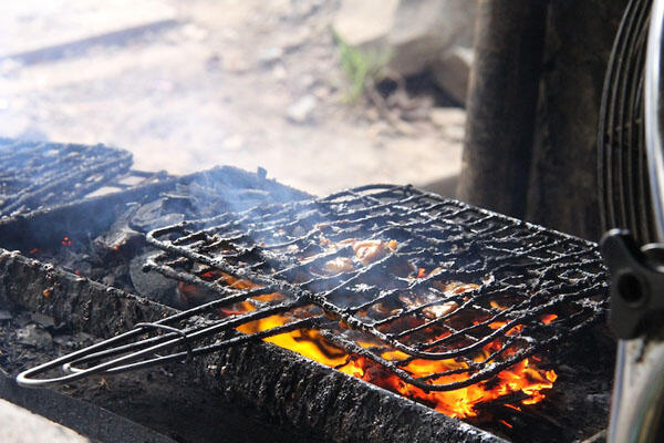 Penggerebekan teroris gagalkan acara bakar ayam warga (sumpah ngakak gan)