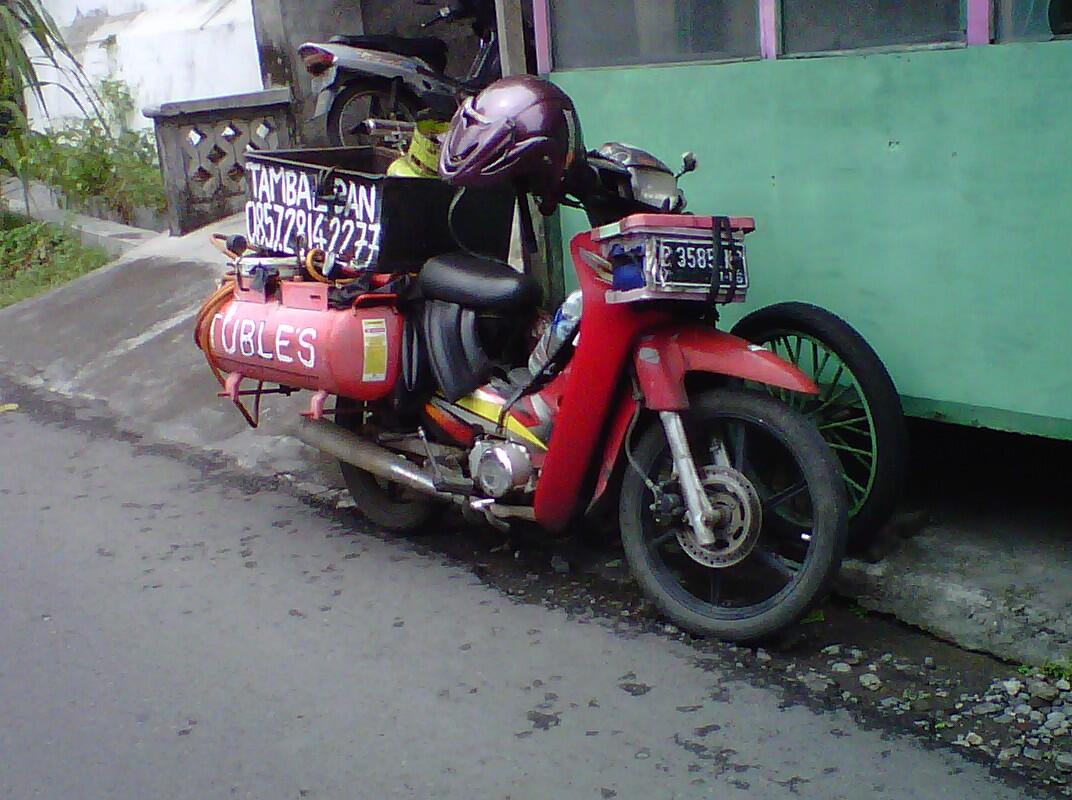 PENAMPAKAN TUKANG TAMBAL BAN YANG KREATIF..!!??