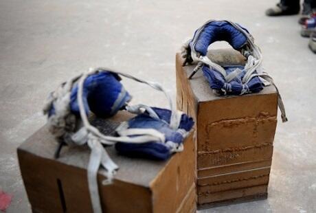 Pakai Sepatu Besi 400 Kg, si Kakek Sembuh dari Sakit Pinggang