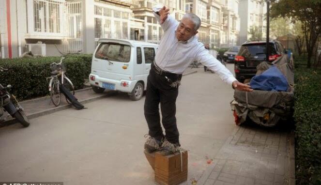 Pakai Sepatu Besi 400 Kg, si Kakek Sembuh dari Sakit Pinggang