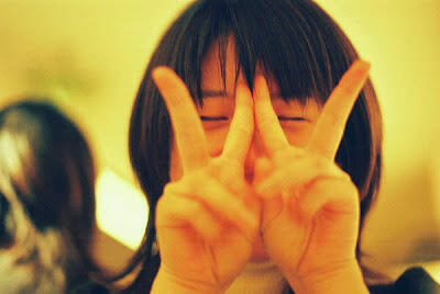 Mengapa Orang Jepang Suka Berpose Foto dengan Simbol &quot;Peace&quot;?