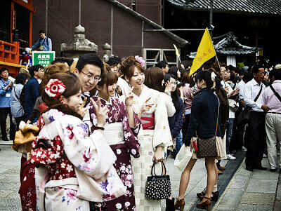 Mengapa Orang Jepang Suka Berpose Foto dengan Simbol &quot;Peace&quot;?
