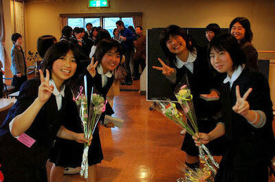 Mengapa Orang Jepang Suka Berpose Foto dengan Simbol &quot;Peace&quot;?