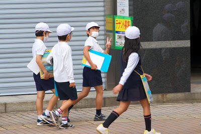 Mengapa Orang Jepang Suka Berpose Foto dengan Simbol &quot;Peace&quot;?