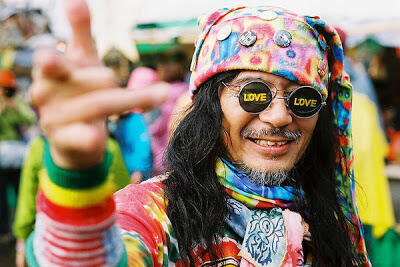 Mengapa Orang Jepang Suka Berpose Foto dengan Simbol &quot;Peace&quot;?