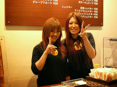 Mengapa Orang Jepang Suka Berpose Foto dengan Simbol &quot;Peace&quot;?