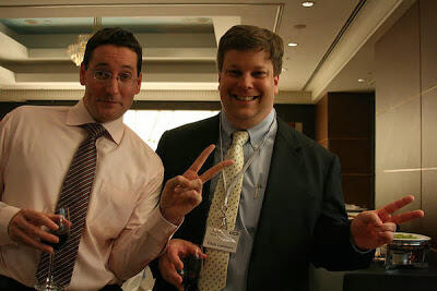 Mengapa Orang Jepang Suka Berpose Foto dengan Simbol &quot;Peace&quot;?