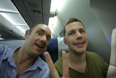 Mengapa Orang Jepang Suka Berpose Foto dengan Simbol &quot;Peace&quot;?