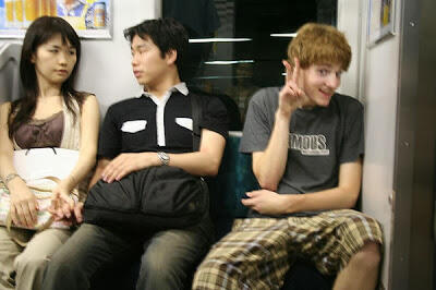 Mengapa Orang Jepang Suka Berpose Foto dengan Simbol &quot;Peace&quot;?