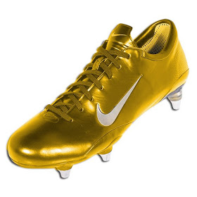 udah ada yang tahu sejarah sepatu sepak bola ? cekidot