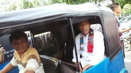 Tak Bawa Mobil dan Ogah Diikuti Wartawan, Jokowi Kabur Naik Bajaj