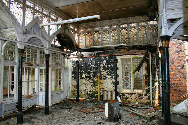 " Rumah Rumah Besar "Yang dibiarkan terbengkalai karena penuh misteri !