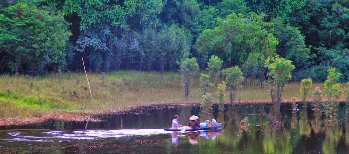 Pesona Danau Bika ( Danau Buak ) di Kapuas Hulu