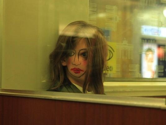 Menduakan Wajah Dengan Goresan Kasar Efeknya Luarbiasa Terhadap Persepsi Kita