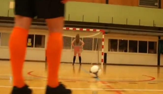 &#91;Unik&#93;Latihan Unik Klub Belgia, Tendang Bola ke Bokong Wanita Seksi