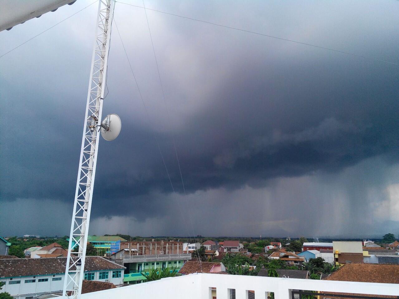 Keren! Beginilah Tampilan Hujan Kalau Dilihat Dari Atas Awan