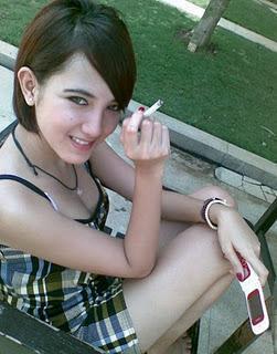 Cara Unik Mereka " Menikmati Sebatang Rokok