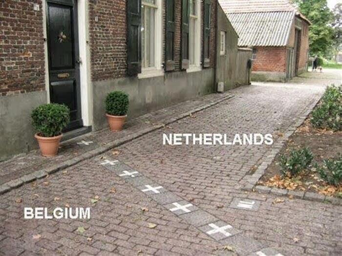 MELIHAT KEUNIKAN PERBATASAN ANTARA 2 NEGARA