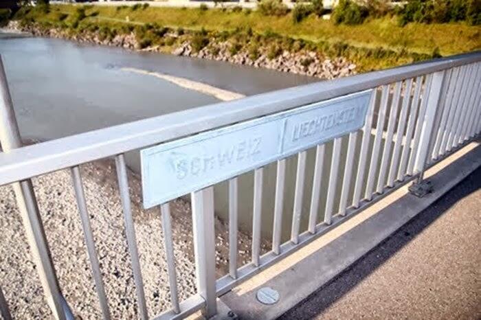 MELIHAT KEUNIKAN PERBATASAN ANTARA 2 NEGARA