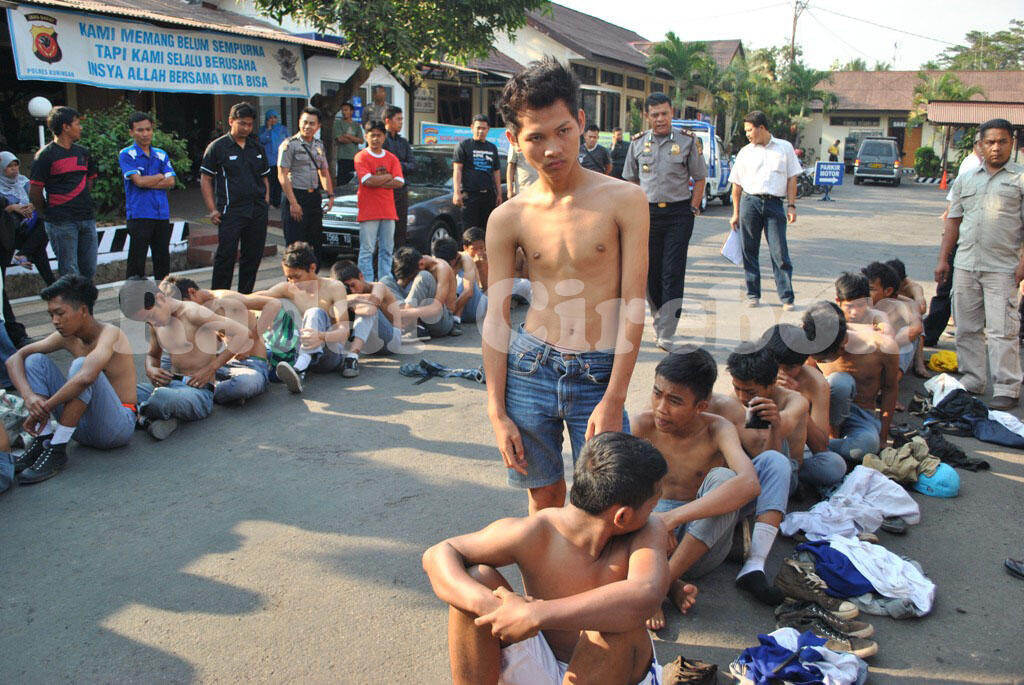 2 Kelompok Remaja Saling Lempar Botol di Cengkareng