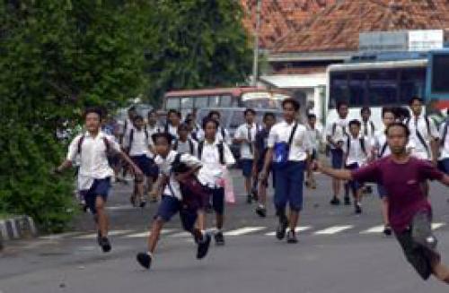 2 Kelompok Remaja Saling Lempar Botol di Cengkareng