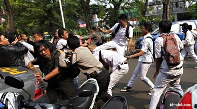 2 Kelompok Remaja Saling Lempar Botol di Cengkareng