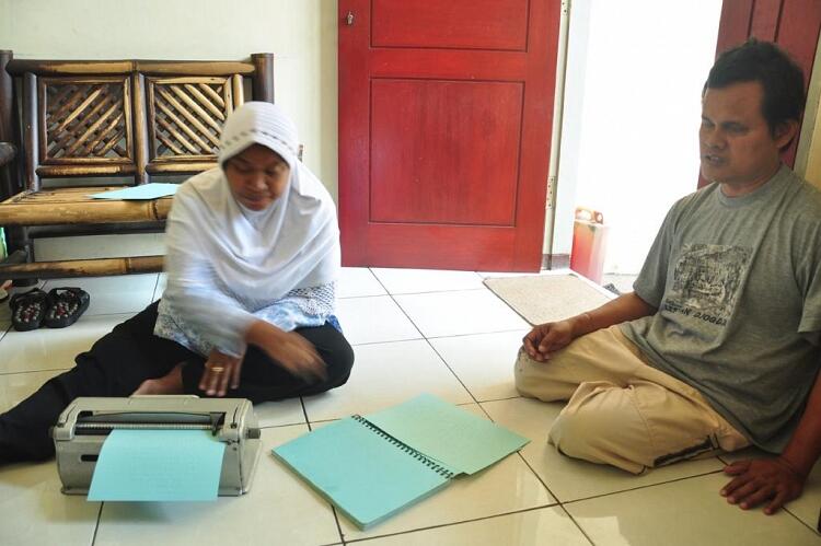 &#91;Surabaya&#93; Beliau Mengaji, Membaca, Menyalin, Membuat Al-Quran dan Beliau BUTA...!!!
