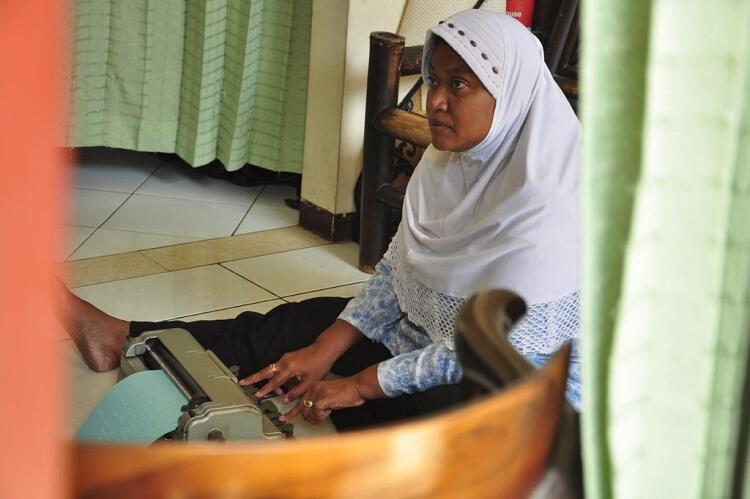 &#91;Surabaya&#93; Beliau Mengaji, Membaca, Menyalin, Membuat Al-Quran dan Beliau BUTA...!!!