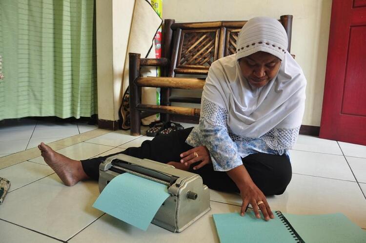 &#91;Surabaya&#93; Beliau Mengaji, Membaca, Menyalin, Membuat Al-Quran dan Beliau BUTA...!!!