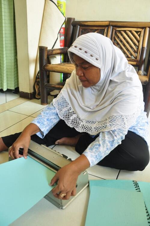 &#91;Surabaya&#93; Beliau Mengaji, Membaca, Menyalin, Membuat Al-Quran dan Beliau BUTA...!!!
