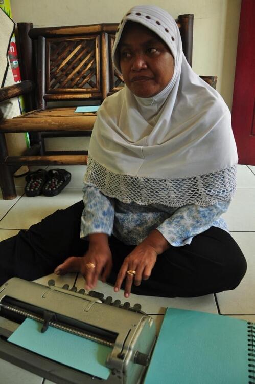 &#91;Surabaya&#93; Beliau Mengaji, Membaca, Menyalin, Membuat Al-Quran dan Beliau BUTA...!!!