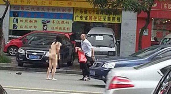 Bahaya Gan! Cewek Ini Bugil Di Tengah Jalan Raya