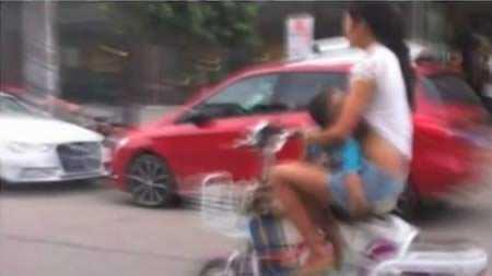 &#91;Ada Saja&#93; Tingkah Para Ibu Yang Sedang Menyusui Bayinya