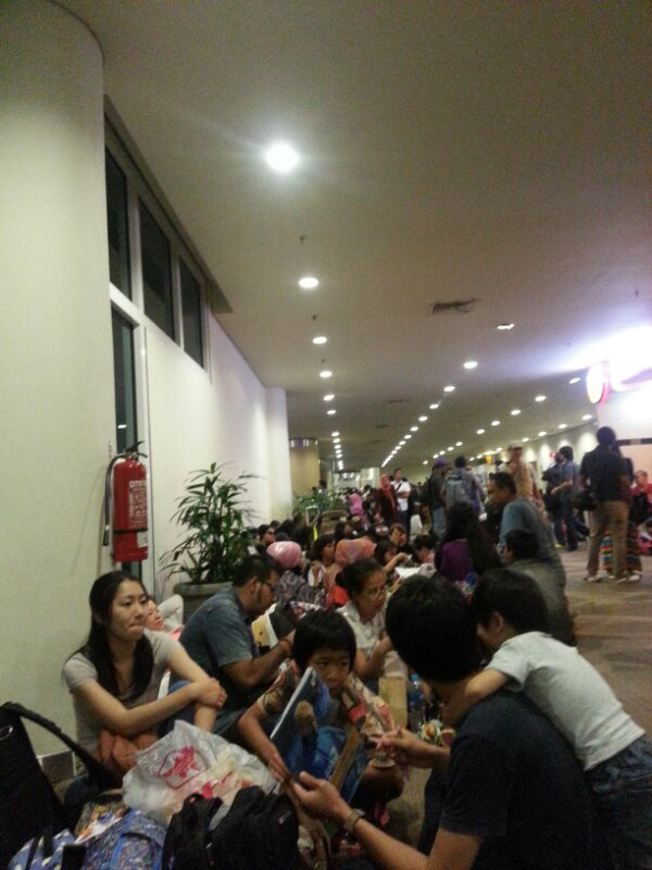 5/1/2014 bandara ngurah rai in chaos, garuda mengecewakan..