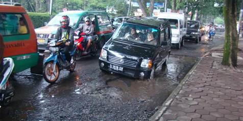 Jatuh Gara-Gara Jalan Rusak?? LAPORIN Gan..!!!